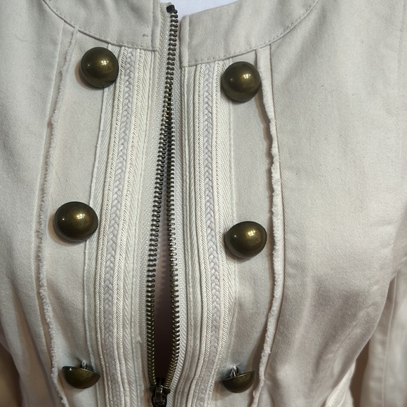 Absolutely gorgeous short fitted jacket. - Picture 2 of 8